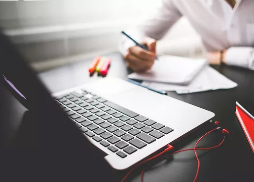 求實(shí)創(chuàng)新，超越客戶滿意；誠(chéng)信立業(yè)，成功來(lái)自團(tuán)隊(duì)